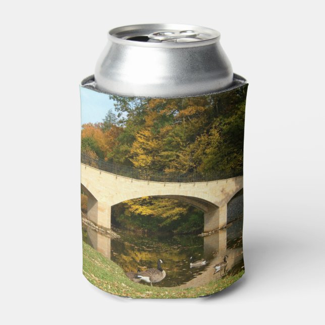 Regenbogenbrücke im Herbst an der Grove City Uni Dosenkühler (Kanne Vorderseite)