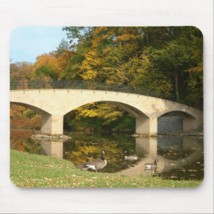 Regenbogenbrücke im Herbst an der Grove City Uni Mousepad