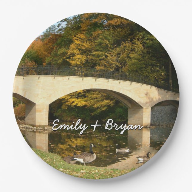 Regenbogenbrücke im Herbst an der Grove City Uni Pappteller (Vorderseite)