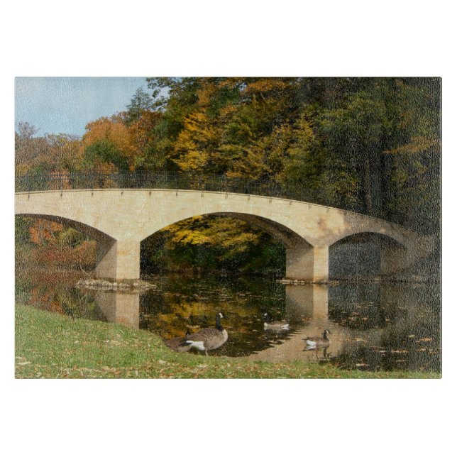 Regenbogenbrücke im Herbst an der Grove City Uni Schneidebrett (Vorderseite)