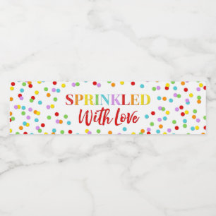 RegenbogenConfetti, der mit Liebe-Baby besprüht Wasserflaschenetikett