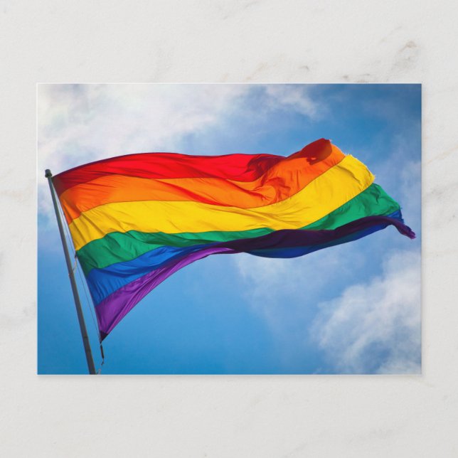 Regenbogenflagge im Wind Postkarte (Vorderseite)