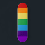 Regenbogenflagge Skateboard<br><div class="desc">Die hellen Farben des Regenbogens,  um Ihren Stolz zu feiern,  oder einfach nur Ihr Glück!</div>