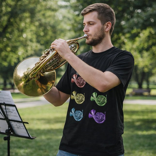 Regenbogenfrenchhorn-Collage-Design T-Shirt (A fun shirt with a pattern of rainbow french horns)
