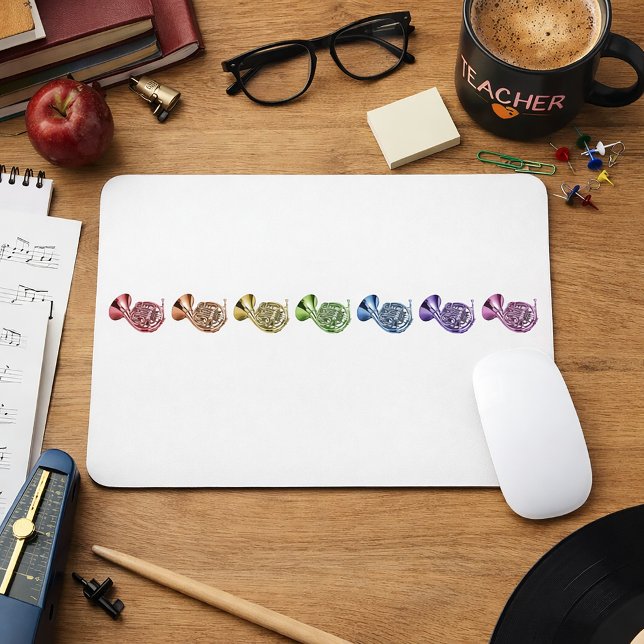 Regenbogenfrenchhorn Farbvolles Blechblasinstrumen Mousepad (A mouse pad with a rainbow lineup of french horns.)