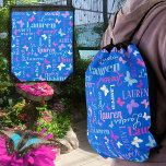 Regenbogenschmetterlinge individuelle Name Himmel  Sportbeutel<br><div class="desc">Niedliche kleine grafische Kontur Schmetterlinge personalisierten Namen Tasche. Diese himmelblau,  hellblau,  rosa,  lila,  violett,  weiß und cremefarben Text-Schrift typografische Deichsack kann auch mit Ihrem eigenen Namen,  liest derzeit Lauren. Andere Namen und Farben verfügbar oder kontaktieren Sie mich für Namenswünsche. Originelle grafische Kunst und Design von Sarah Trett für www.mylittleeden.com</div>
