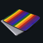 Regenbogenstreifen Laptopschutzhülle<br><div class="desc">Rot,  orange,  gelb,  grün,  blau,  indigo,  violett: Die Farben des Regenbogens sind in diesem Design in vertikalen Streifen dargestellt. Die festliche Regenbogensequenz wiederholt sich quer durch das Design. Digitales Bild mit 8800 x 5200 Pixel. Copyright ©2011 Claire E. Skinner,  Alle Rechte vorbehalten.</div>