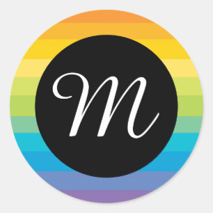 Regenbogenstreifen mit schwarzem Kreis M Monogramm Runder Aufkleber