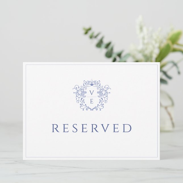 Regency Blue Monogram Wappen Reserviert Table Card Programm (Stehend Vorderseite)