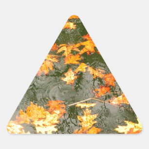 regengefallene Blätter Dreieckiger Aufkleber