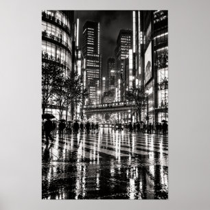 Regennächtliche Stadt mit Hochbahn Schwarz-Weiß Poster