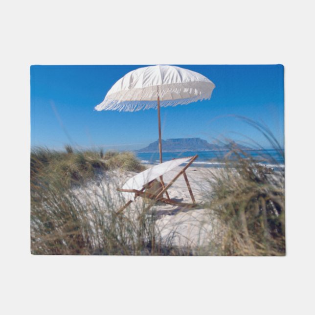 Regenschirm und Stuhl auf Strand Fußmatte (Vorderseite)
