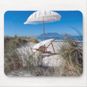 Regenschirm und Stuhl auf Strand Mousepad