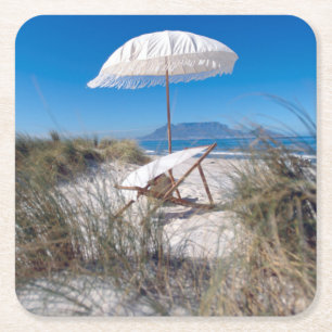 Regenschirm und Stuhl auf Strand Rechteckiger Pappuntersetzer