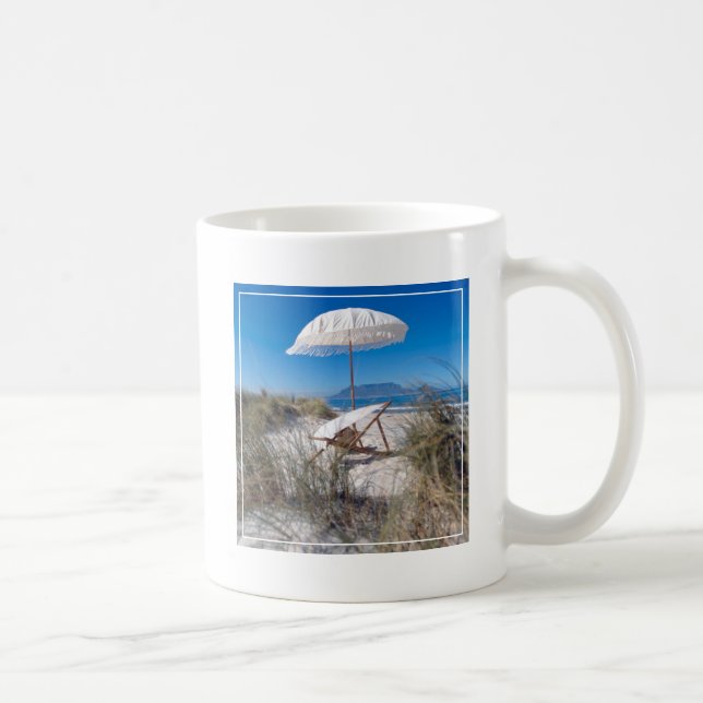 Regenschirm und Stuhl auf Strand Tasse (Rechts)