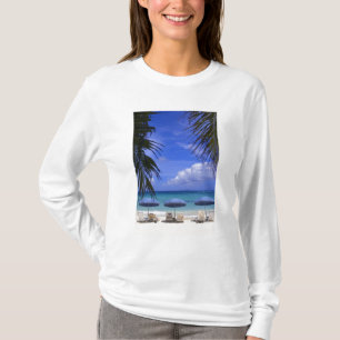 Regenschirme am Strand, St. Maarten, Karibik T-Shirt