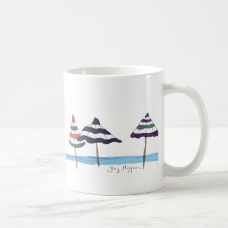 Regenschirme auf den Strand-Tassen u. dem Tasse