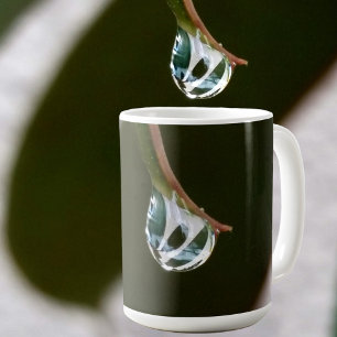 Regentropfen auf Blattspitze mit monogramm-Fotogra Kaffeetasse