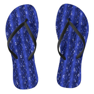 Regentropfen auf blauem Metall Flip Flops