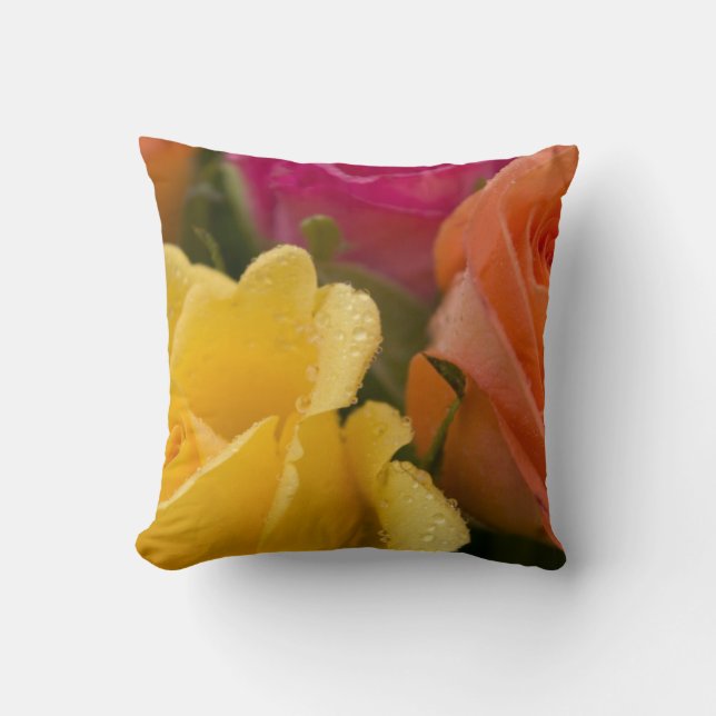 Regentropfen auf den gelb-orangeen und rosa Rosen Kissen (Vorderseite)