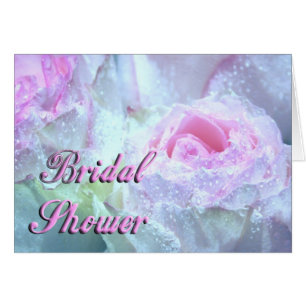 Regentropfen auf Pastellrosa, Weiß, gelbe Rose