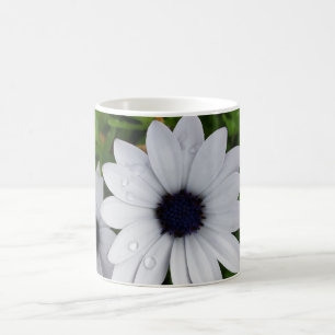 Regentropfen auf weiß kaffeetasse