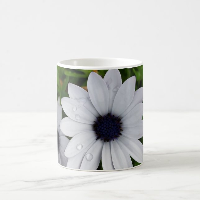 Regentropfen auf weiß kaffeetasse (Mittel)