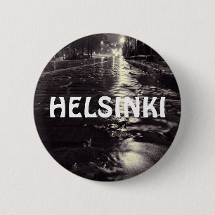 Regenwasser fließt auf den Straßen von Helsinki Button