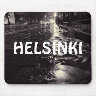 Regenwasser fließt auf den Straßen von Helsinki Mousepad