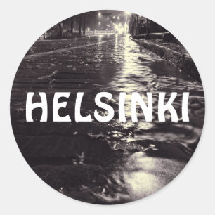 Regenwasser fließt auf den Straßen von Helsinki Runder Aufkleber