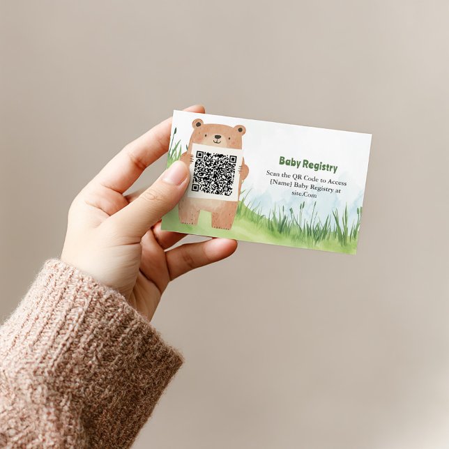 Registerkarte "Adable Bear QR Code" Begleitkarte (Cute bear holding QR code for baby registry on grass background.)