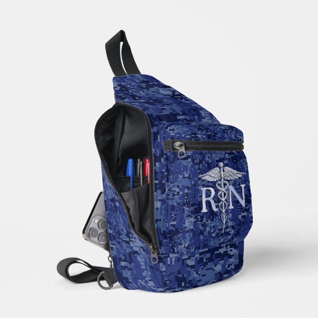 Registriert Nurse RN Caduceus auf Navy Blue Camouf Crossbody Bag (Offen)