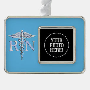 Registriert Nurse RN Caduceus auf Pastel Blue Rahmen-Ornament Silber