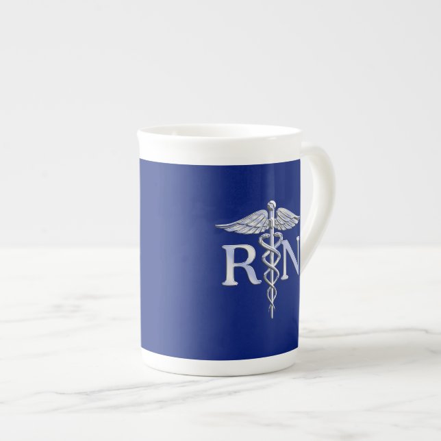 Registriert Nurse RN Silver Caduceus auf Navy Blue Prozellantasse (Vorderseite Rechts)