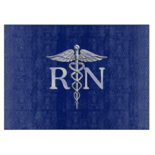 Registriert Nurse RN Silver Caduceus auf Navy Blue Schneidebrett