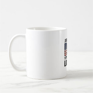 Regulärer Vater, der versucht, keine Liberalen zu Kaffeetasse