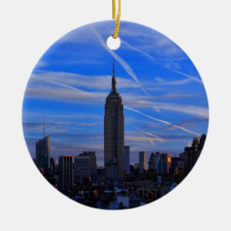 Reich-Staats-Gebäude, NYC Skyline und Jet-Spuren Keramikornament