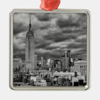 Reich-Staats-Gebäude, stürmischer NYC Skyline, B&W Silbernes Ornament