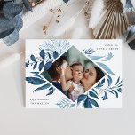 reichlich | Botanisches Hanukkah-Foto Wasserfarbe Feiertagskarte<br><div class="desc">Die elegante Hanukkah-Fotokarte besticht durch ein beliebtes Foto,  umgeben von einem geometrischen Rahmen aus üppigem blauen botanischen Blattwerk und kleinen,  weißen Beeren mit Aquarellfarben. "Möchten Sie Liebe und Licht" erscheint oben rechts,  und Ihr Familienname wird unten links ausgerichtet.</div>