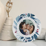 reichlich | Rund Hanukkah-Foto<br><div class="desc">Die elegante Hanukkah-Fotokarte in einzigartiger runder Form ist mit einem beliebten Foto umgeben von eisblauem botanischem Blattwerk und winzigen roten Beeren ausgestattet. Personalisieren Sie sich mit einem individuellen Hanukah Gruß (gezeigt mit "wünschen Sie Liebe,  Licht und Frieden"),  und Ihre Namen rund um das Foto gebogen.</div>