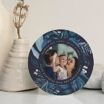 reichlich | Rund Hanukkah-Foto Feiertagskarte<br><div class="desc">Die elegante Hanukkah-Fotokarte in einzigartiger runder Form ist mit einem beliebten Foto umgeben von eisblauem botanischem Blattwerk und winzigen weißen Beeren ausgestattet. Personalisieren Sie sich mit einem individuellen Hanukah Gruß (gezeigt mit "wünschen Sie Liebe,  Licht und Frieden"),  und Ihre Namen rund um das Foto gebogen.</div>