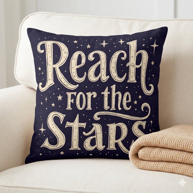 Reichweite für die Himmelstypografie Kunst Kissen (Reach for the Stars Celestial Typography Art Throw Pillow Mockup A)