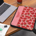 Reife Rote Erdbeeren auf rosa Personalisiert Laptopschutzhülle<br><div class="desc">Dieser hübsche Laptop-Ärmel ist bereit, mit einem Namen personalisiert zu werden. Dieses Design sieht fast gut genug aus, um mit meinem realistischen Stil Illustrationen von saftig reifen roten Erdbeeren Set vor einem hübschen rosa Hintergrund zu essen. Die Fruchtgrafiken sind in Rot- und Rottönen mit grünen Blätter dargestellt. Diese schöne Farbpalette...</div>