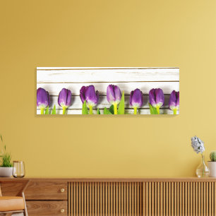 Reihe lila Tulpen auf Holz Leinwanddruck