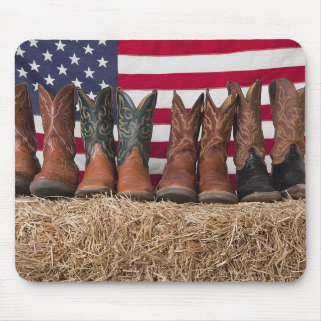 Reihe von Cowboystiefeln auf Heuhaufen Mousepad (Vorne)