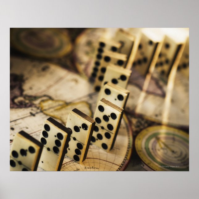 Reihe von Dominosteinen auf der alten Weltkarte 2 Poster (Vorne)