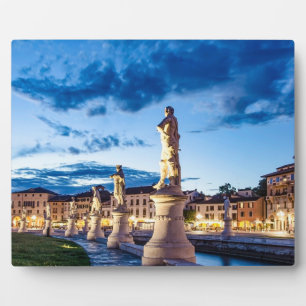 Reihe von illuminierten Statuen in Padova Fotoplatte