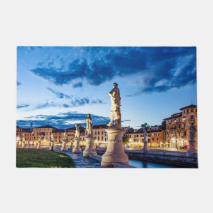 Reihe von illuminierten Statuen in Padova Fußmatte
