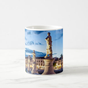 Reihe von illuminierten Statuen in Padova Kaffeetasse