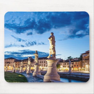 Reihe von illuminierten Statuen in Padova Mousepad
